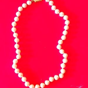 Woman Monet pearl necklace cream color.